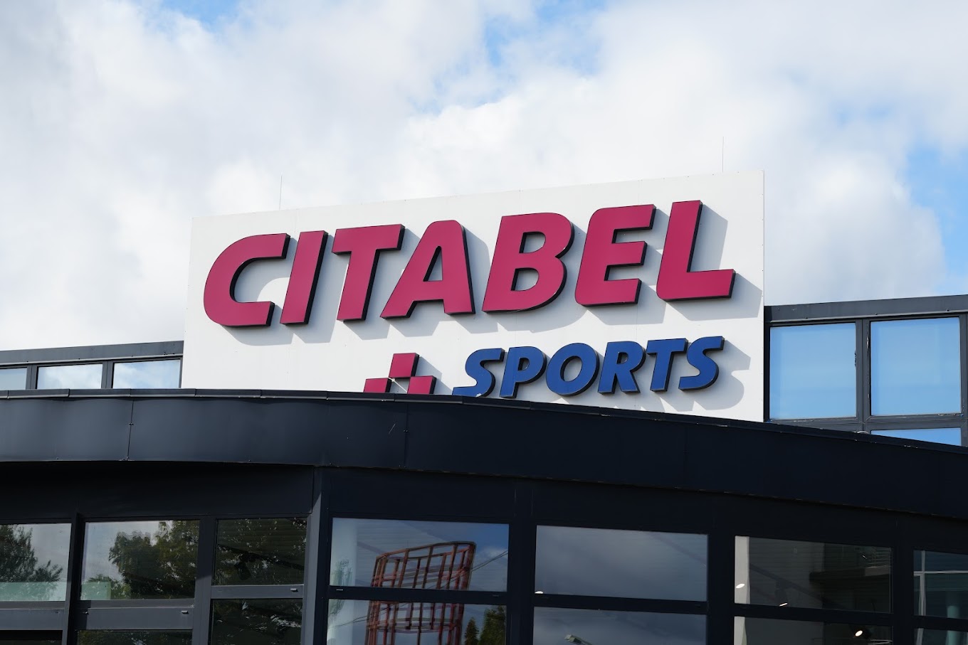 assortiment-d-equipements-sportifs-sur-l-herbe-verte